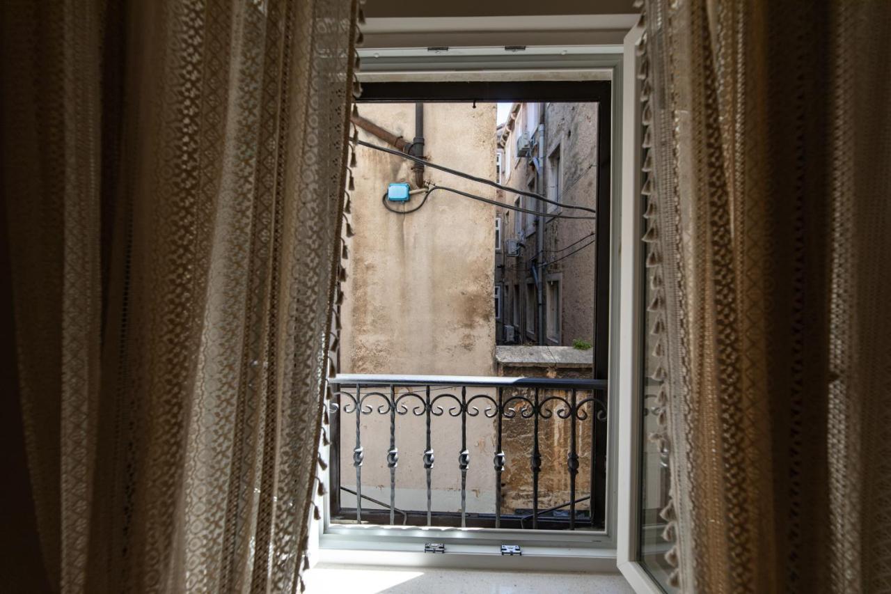 Stanley Helenski - Apartment In Old Town Sibenik Bagian luar foto